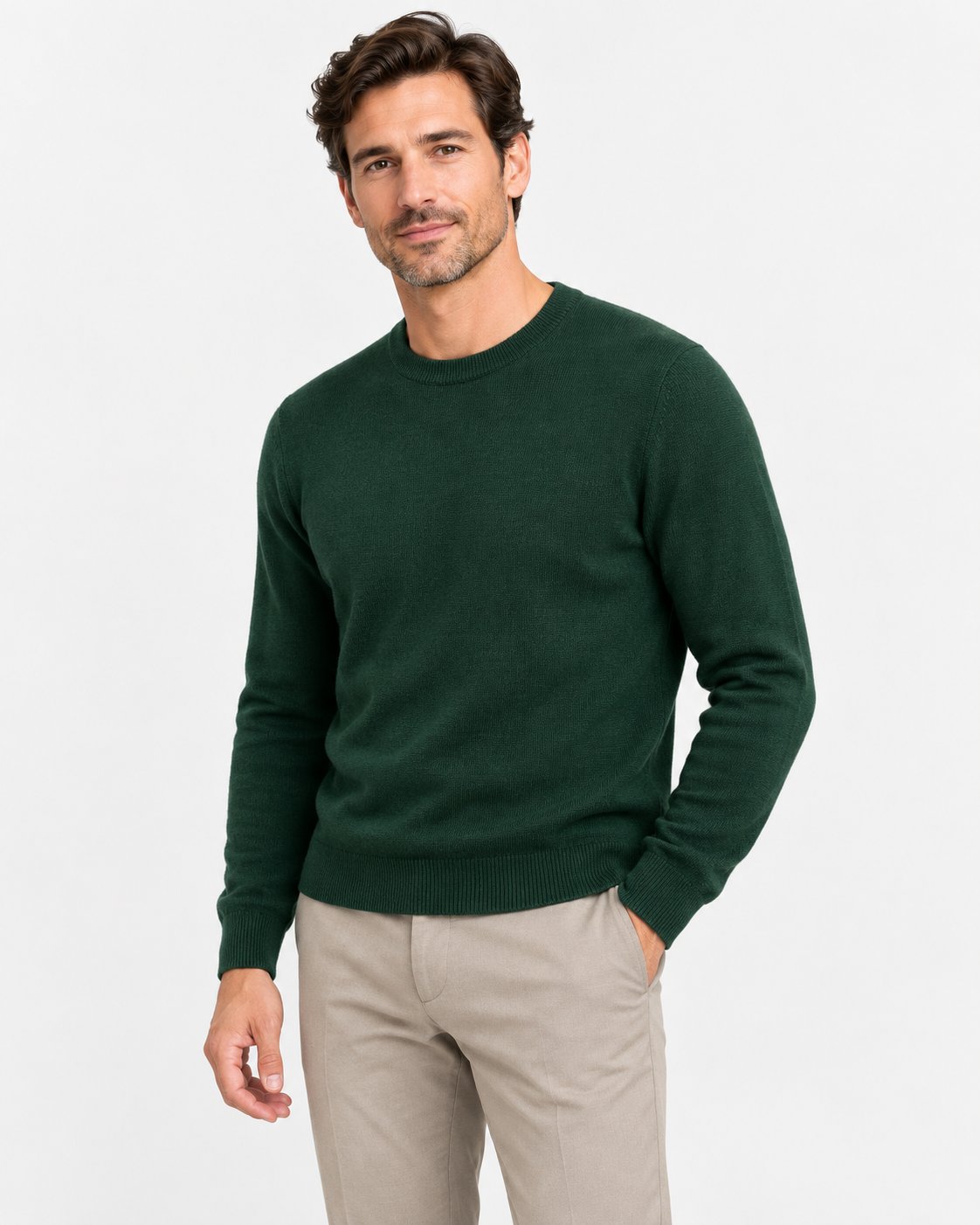 Maglia girocollo verde bottiglia Affinito indossata con pantalone beige