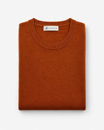 Maglia girocollo in maglia rasata arancio bruciato Affinito, piegata su fondo bianco