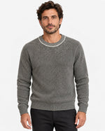 Maglia girocollo mouliné grigio Affinito indossata con pantalone grigio
