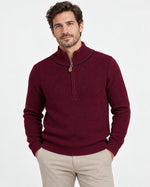 Maglia lupetto con mezza zip bordeaux Affinito indossata con pantalone beige