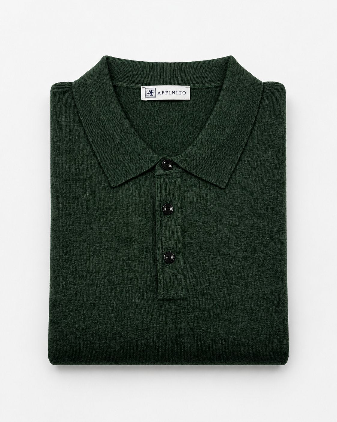 Polo in maglia rasata verde bosco Affinito a manica lunga con tre bottoni, piegata su fondo bianco