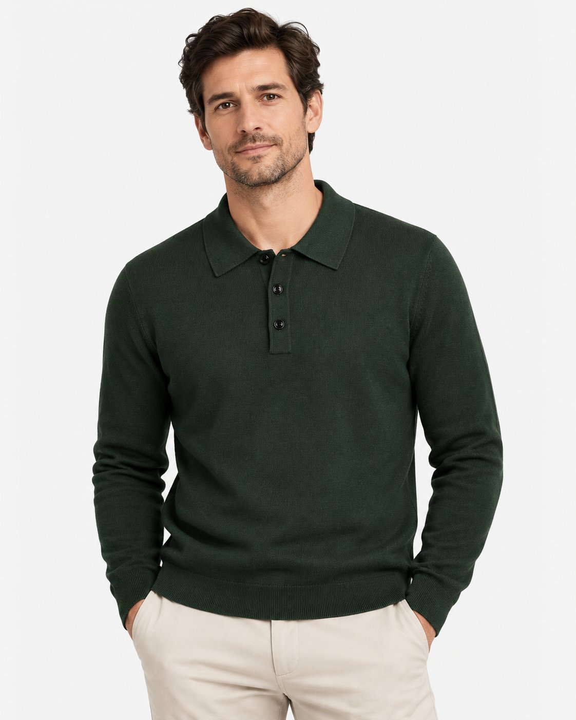 Polo in maglia rasata verde bosco a manica lunga Affinito indossata con pantalone chiaro