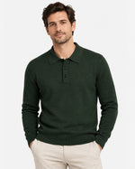 Polo in maglia rasata verde bosco a manica lunga Affinito indossata con pantalone chiaro