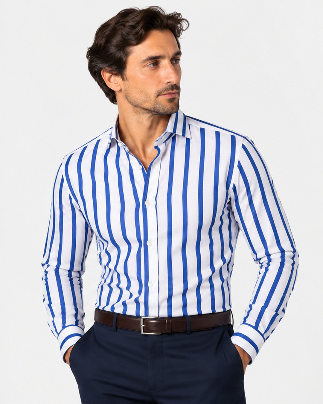 Camicia regular fit a righe larghe blu royal Affinito indossata con pantalone blu