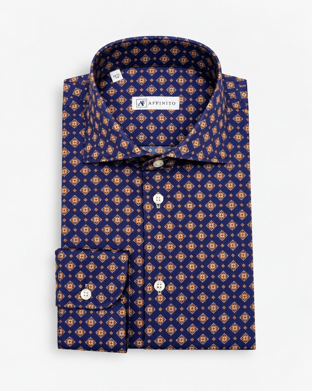 Camicia regular fit in cotone blu con microfantasia geometrica arancio e collo mezzo francese Affinito, piegata su fondo bianco