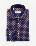 Camicia regular fit in cotone blu con microfantasia geometrica arancio e collo mezzo francese Affinito, piegata su fondo bianco