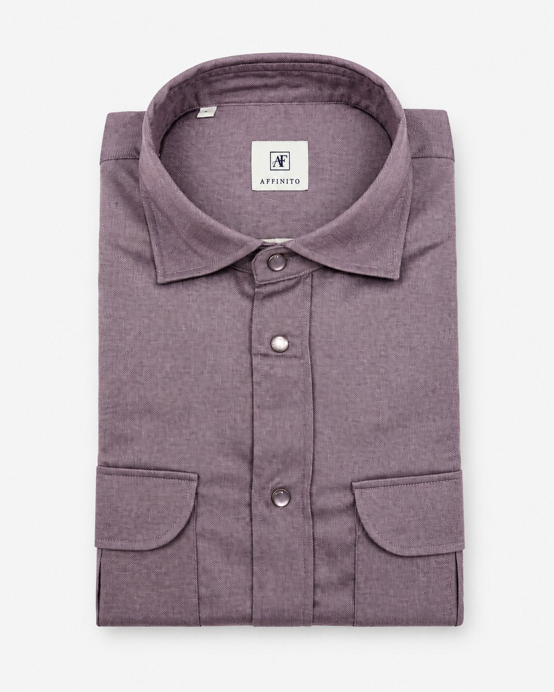 Camicia regular fit in flanella malva con tasche a pattina e bottoni a pressione Affinito, piegata su fondo bianco
