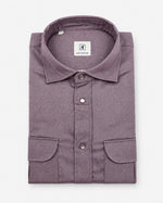 Camicia regular fit in flanella malva con tasche a pattina e bottoni a pressione Affinito, piegata su fondo bianco