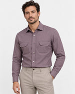 Camicia regular fit in flanella malva con tasche a pattina Affinito indossata con pantalone beige