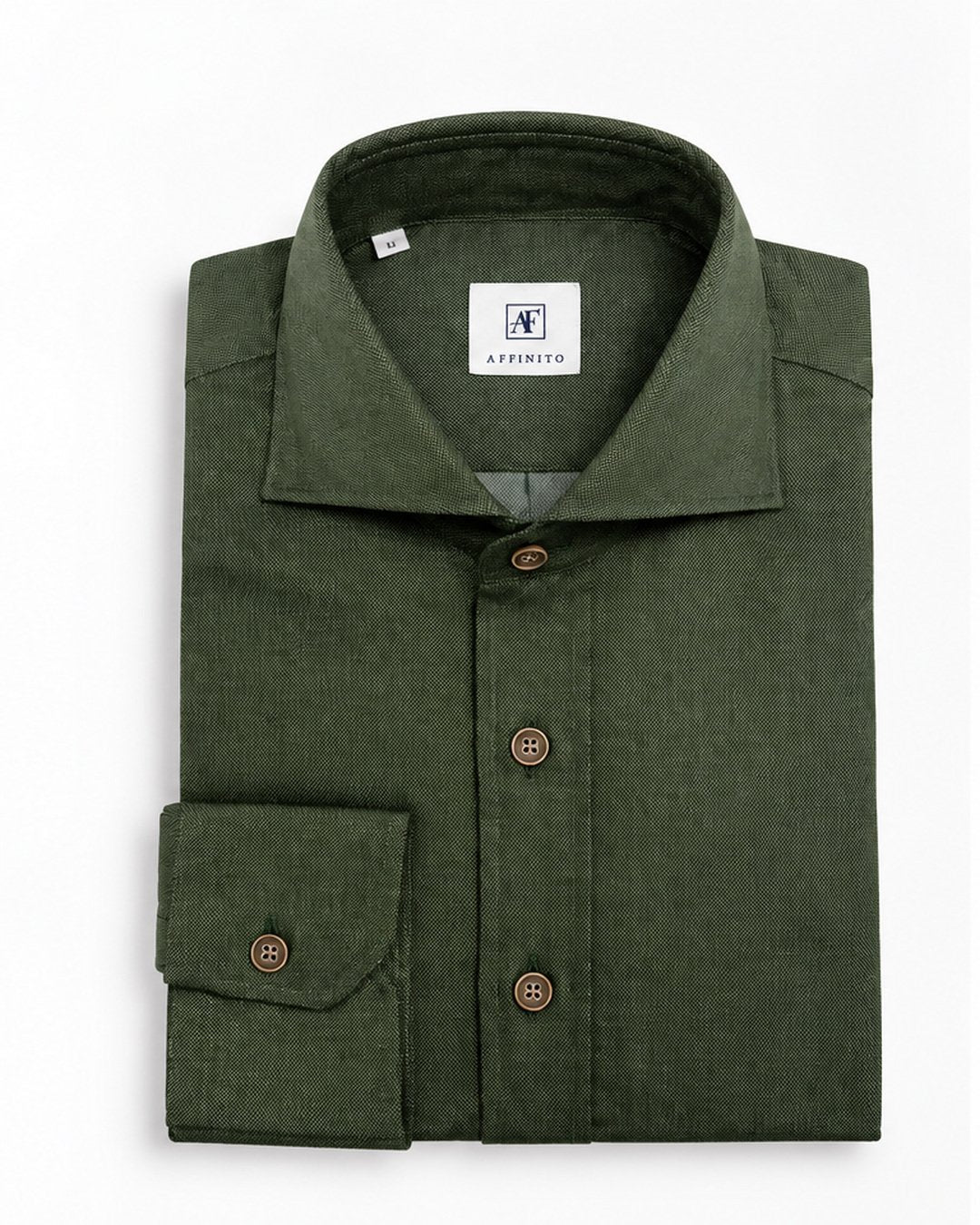 Camicia regular fit in flanella verde bosco con collo francese e bottoni marroni Affinito, piegata su fondo bianco
