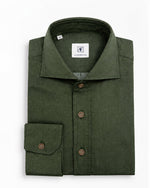 Camicia regular fit in flanella verde bosco con collo francese e bottoni marroni Affinito, piegata su fondo bianco