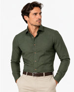 Camicia regular fit in flanella verde bosco Affinito indossata con pantalone beige