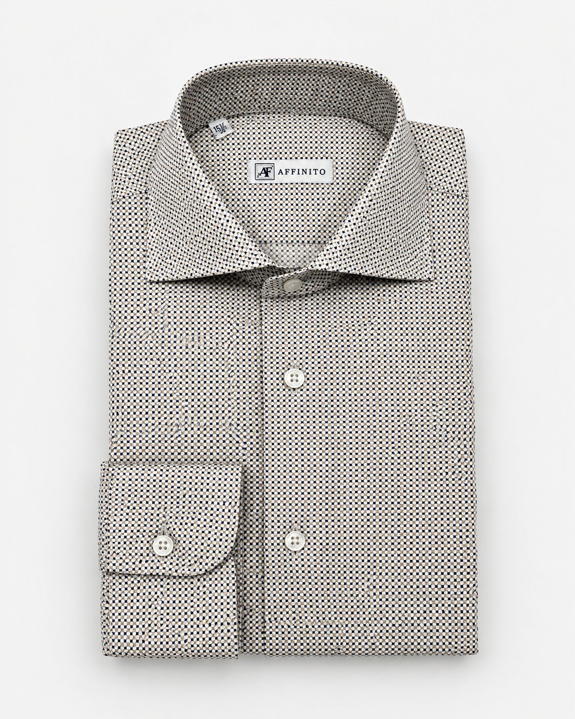 Camicia regular fit in cotone con microfantasia beige e blu e collo francese Affinito, piegata su fondo bianco