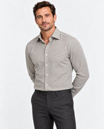 Camicia regular fit a microfantasia beige e blu Affinito indossata con pantalone grigio