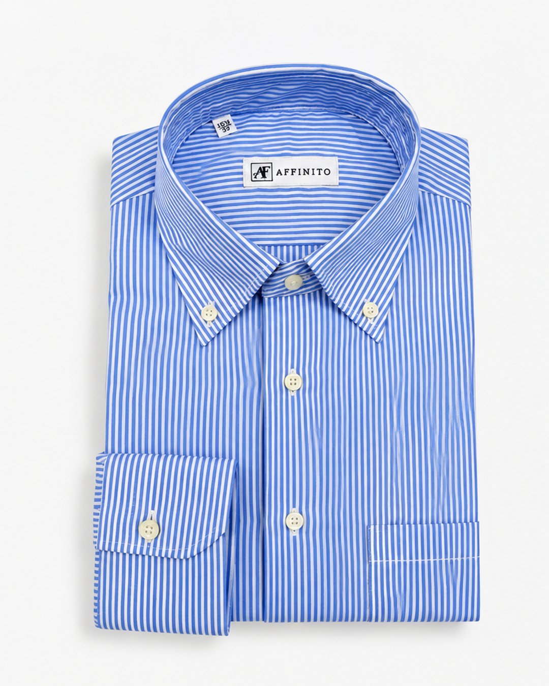 Camicia regular fit in cotone a righe azzurre con collo button down e taschino Affinito, piegata su fondo bianco