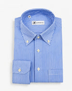 Camicia regular fit in cotone a righe azzurre con collo button down e taschino Affinito, piegata su fondo bianco