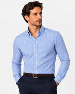 Camicia regular fit a righe azzurre con collo button down Affinito indossata con pantalone blu