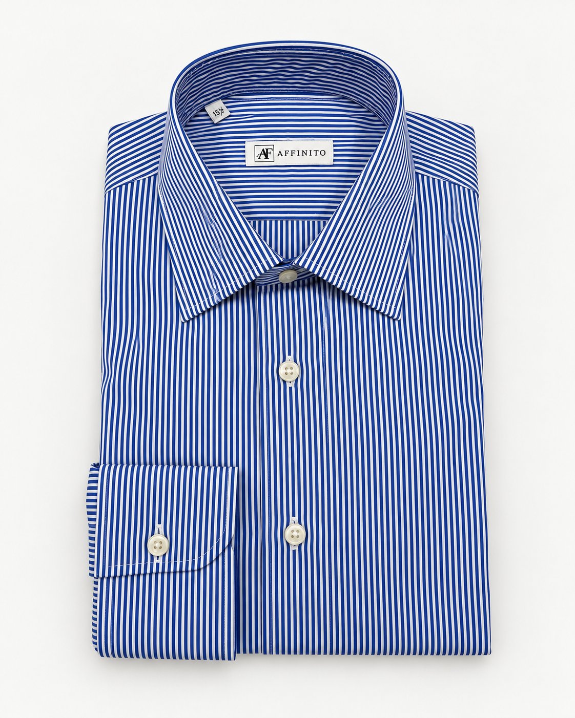 Camicia regular fit in cotone a righe blu con collo italiano Affinito, piegata su fondo bianco