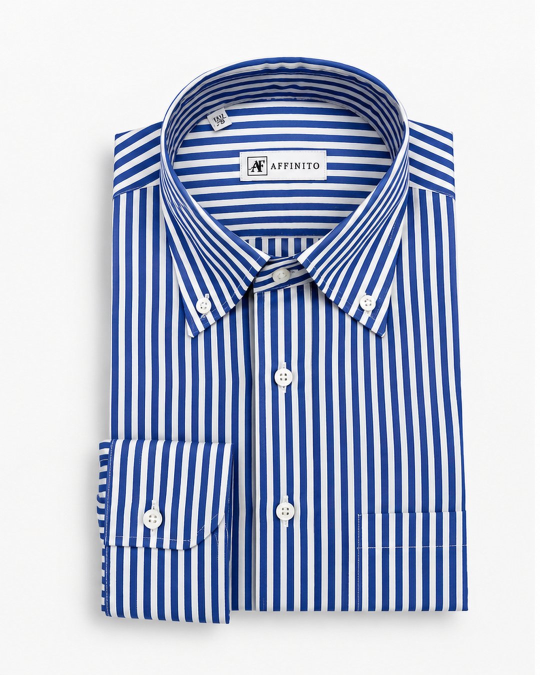 Camicia regular fit in cotone a righe blu royal con collo button down e taschino Affinito, piegata su fondo bianco