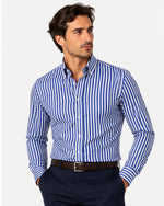 Camicia regular fit a righe blu royal con collo button down Affinito indossata con pantalone blu