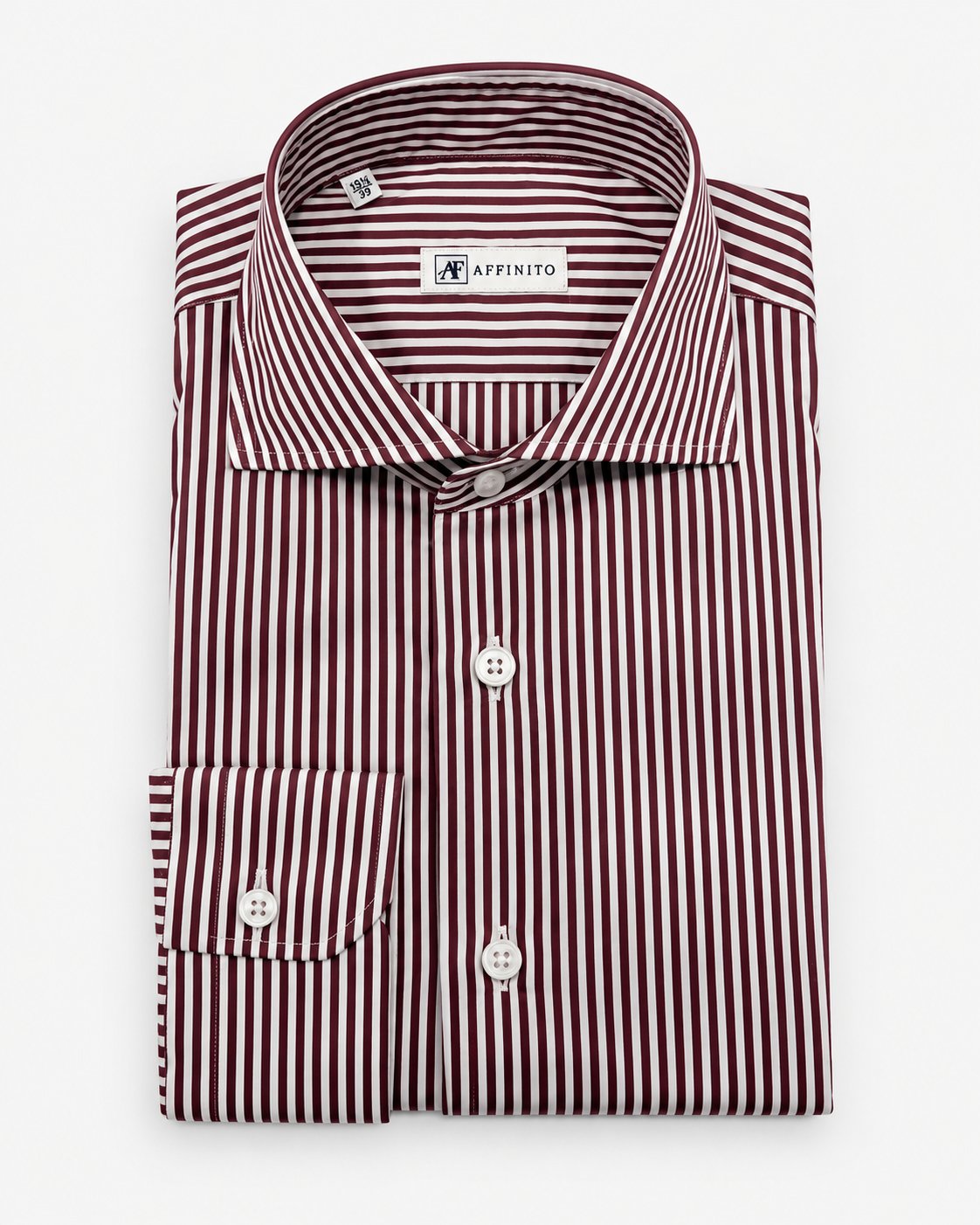 Camicia regular fit in cotone a righe bordeaux con collo francese Affinito, piegata su fondo bianco