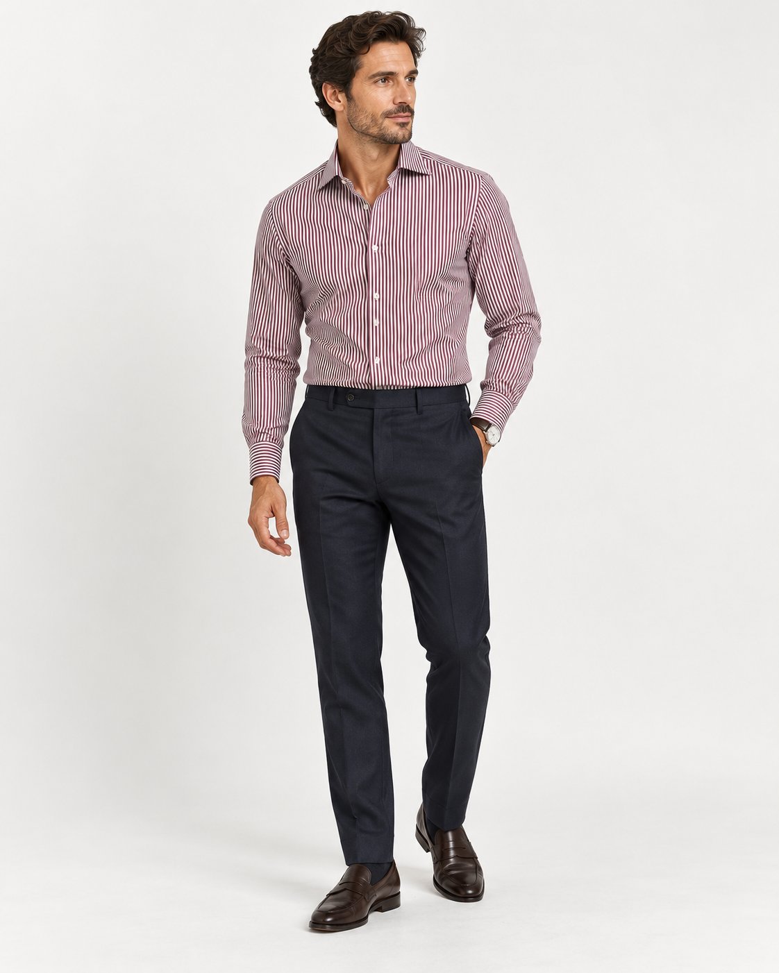 Camicia regular fit a righe bordeaux Affinito indossata con pantalone blu