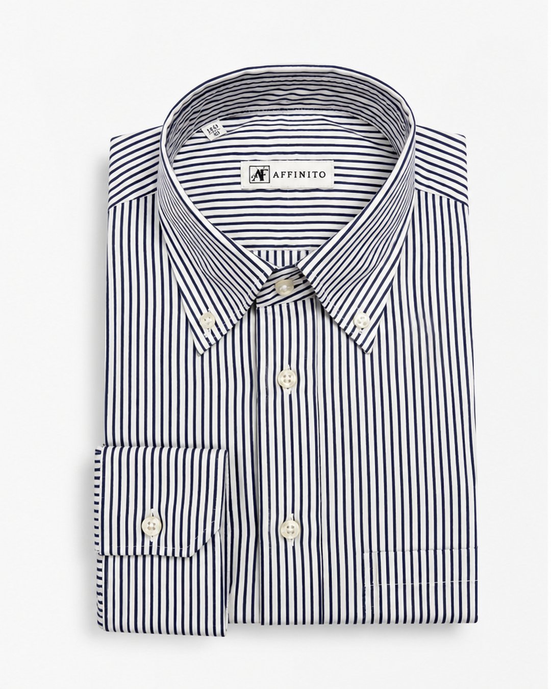 Camicia regular fit in cotone a righe blu navy con collo button down e taschino Affinito, piegata su fondo bianco