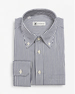 Camicia regular fit in cotone a righe blu navy con collo button down e taschino Affinito, piegata su fondo bianco