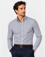 Camicia regular fit a righe blu navy con collo button down Affinito indossata con pantalone blu