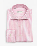 Camicia regular fit in cotone a righe rosa con collo francese Affinito, piegata su fondo bianco
