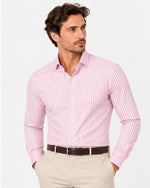 Camicia regular fit a righe rosa Affinito indossata con pantalone chiaro