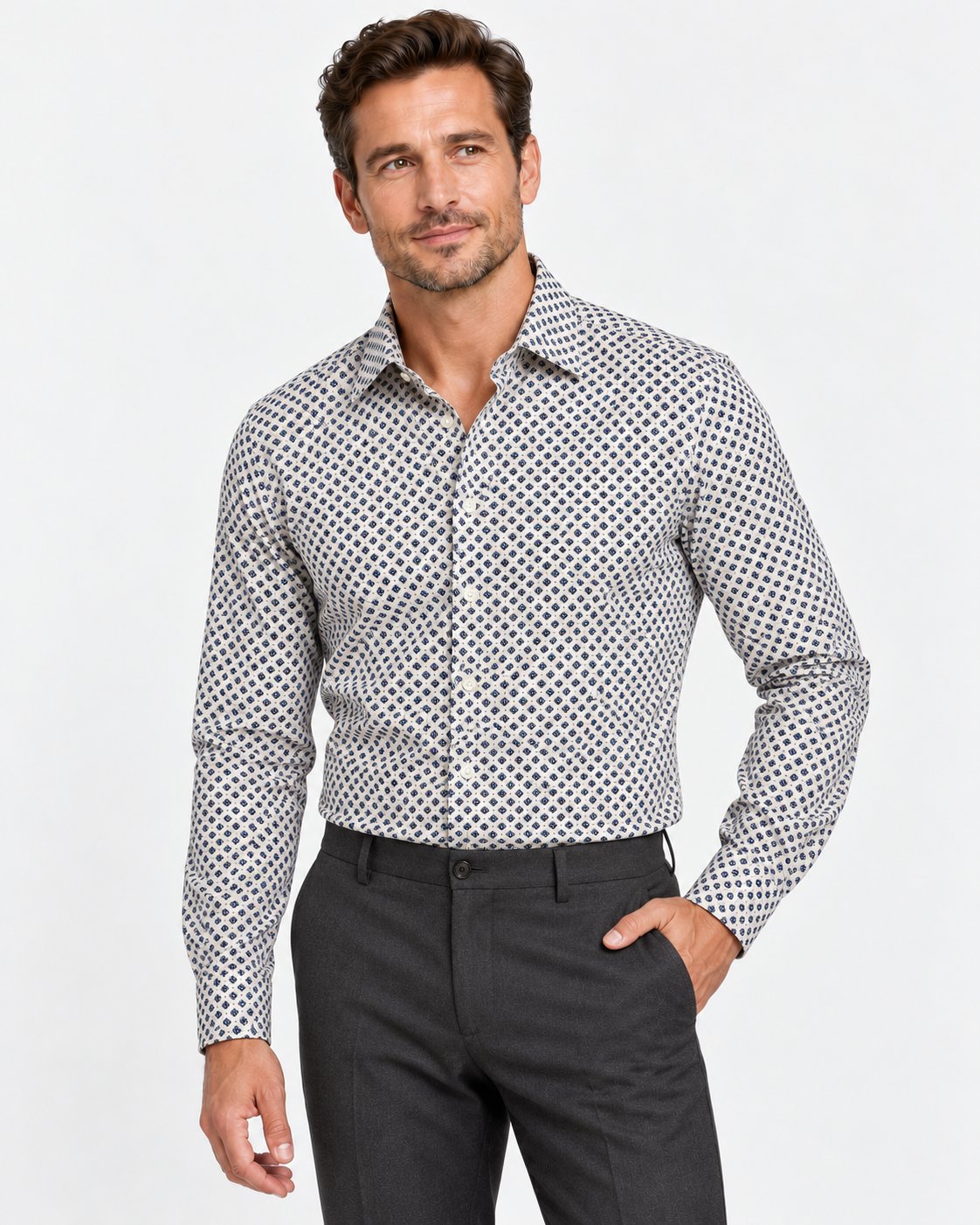 Camicia slim fit bianca a fiori blu Affinito indossata con pantalone grigio