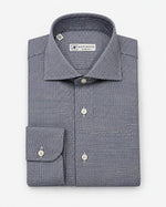 Camicia slim fit in cotone a micro quadretti blu con collo francese Affinito, piegata su fondo bianco