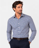 Camicia slim fit a microfantasia floreale blu Affinito indossata con pantalone blu