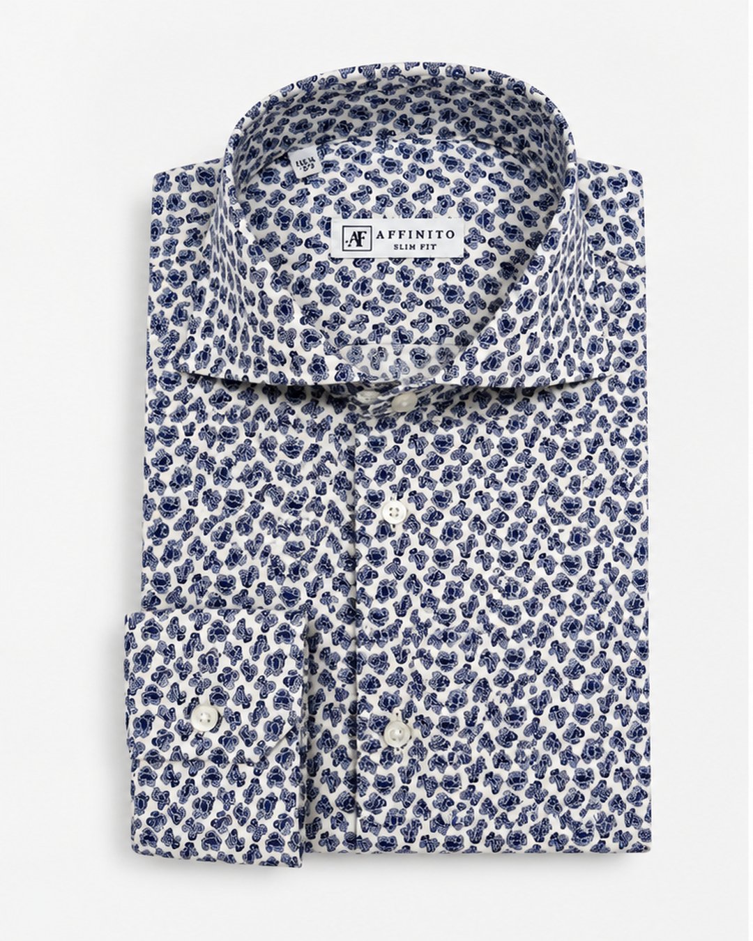 Camicia slim fit in cotone bianca con microfantasia paisley blu e collo francese Affinito, piegata su fondo bianco