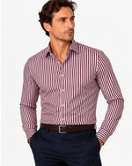 Camicia slim fit a righe bordeaux Affinito indossata con pantalone blu