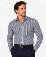 Camicia slim fit a righe blu navy Affinito indossata con pantalone blu