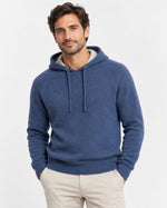 Felpa in maglia con cappuccio blu denim Affinito indossata con pantalone chiaro