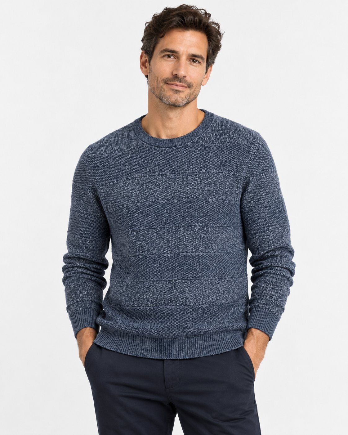 Maglia girocollo blu melange a fasce in rilievo Affinito indossata con pantalone chiaro