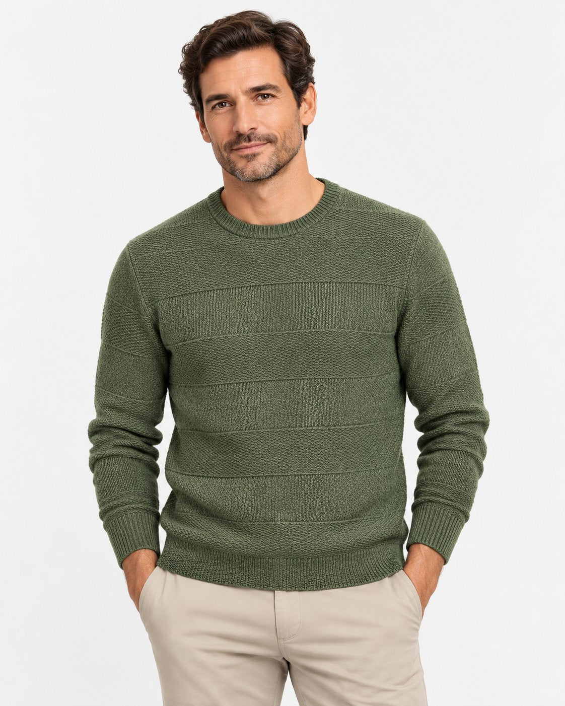 Maglia girocollo verde bosco a fasce in rilievo Affinito indossata con pantalone beige