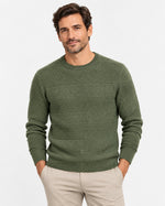 Maglia girocollo verde bosco a fasce in rilievo Affinito indossata con pantalone beige