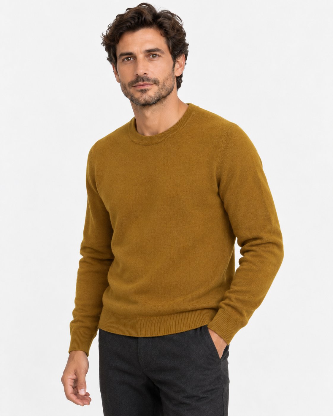 Maglia girocollo in lana merinos tabacco Affinito indossata con pantalone grigio