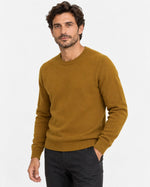 Maglia girocollo in lana merinos tabacco Affinito indossata con pantalone grigio
