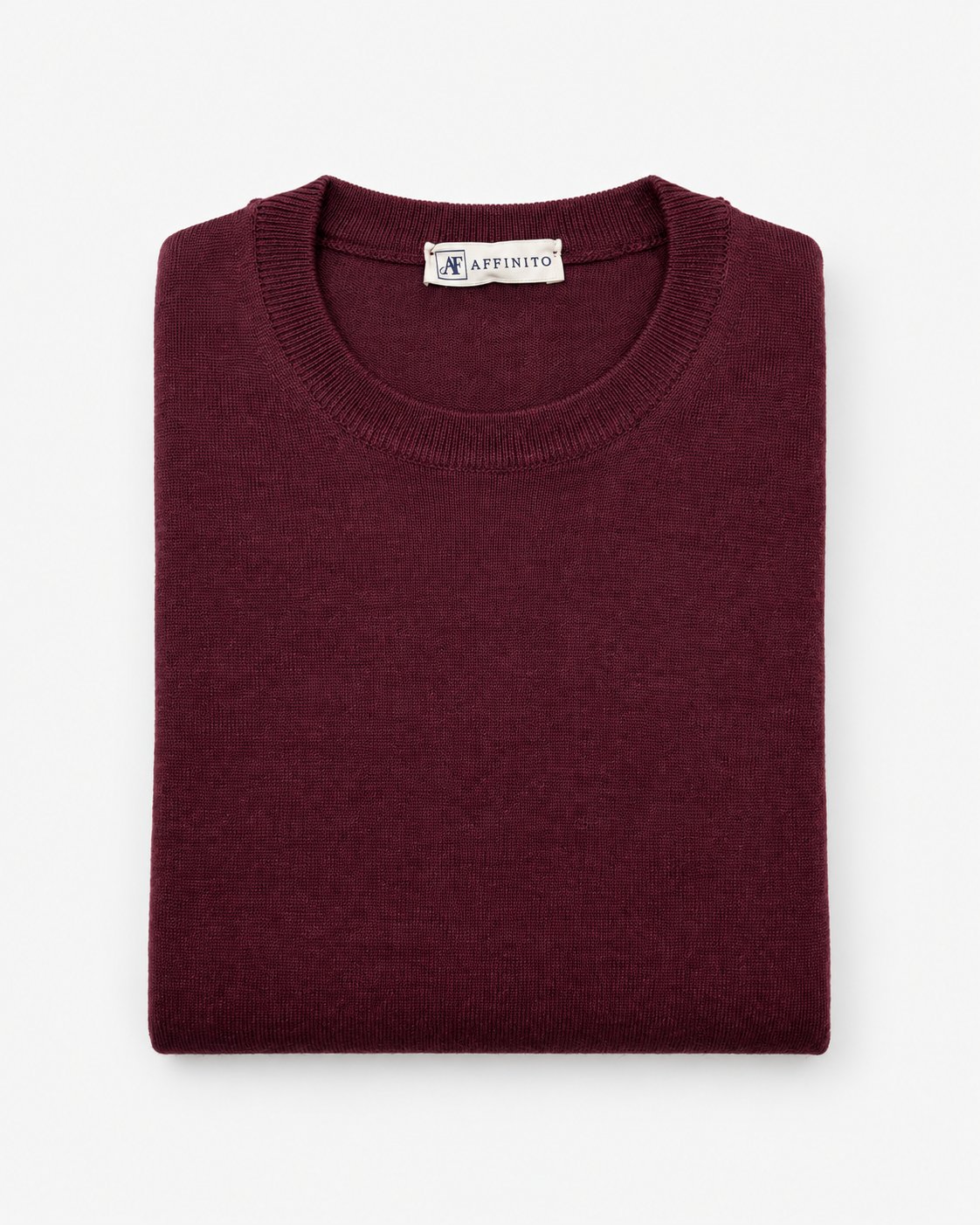 Maglia girocollo in maglia fine color prugna Affinito, piegata su fondo bianco