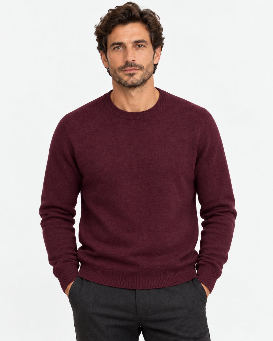 Maglia girocollo prugna Affinito indossata con pantalone grigio