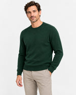 Maglia girocollo verde bottiglia Affinito indossata con pantalone beige