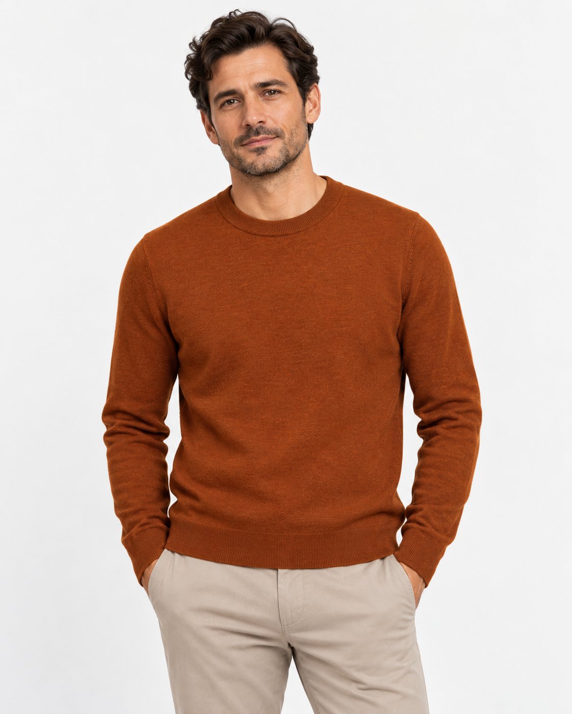 Maglia girocollo in maglia rasata arancio bruciato Affinito indossata con pantalone beige