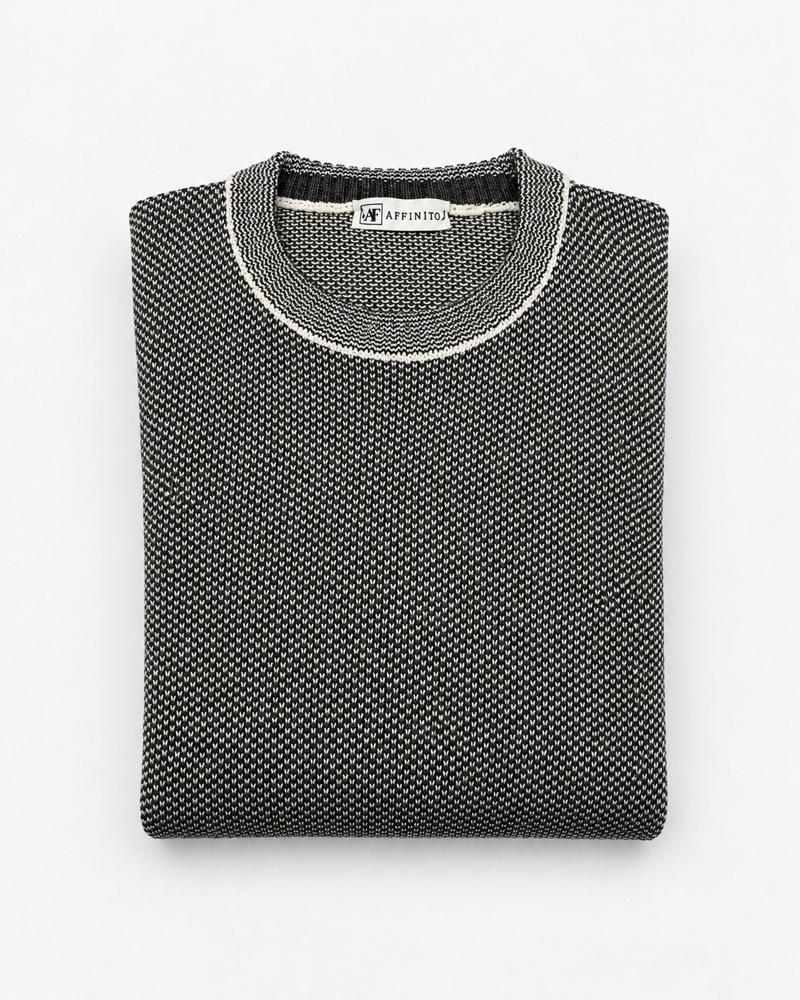 Maglia girocollo mouliné grigio e nero con bordo écru al collo Affinito, piegata su fondo bianco