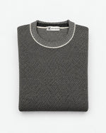 Maglia girocollo mouliné grigio e nero con bordo écru al collo Affinito, piegata su fondo bianco