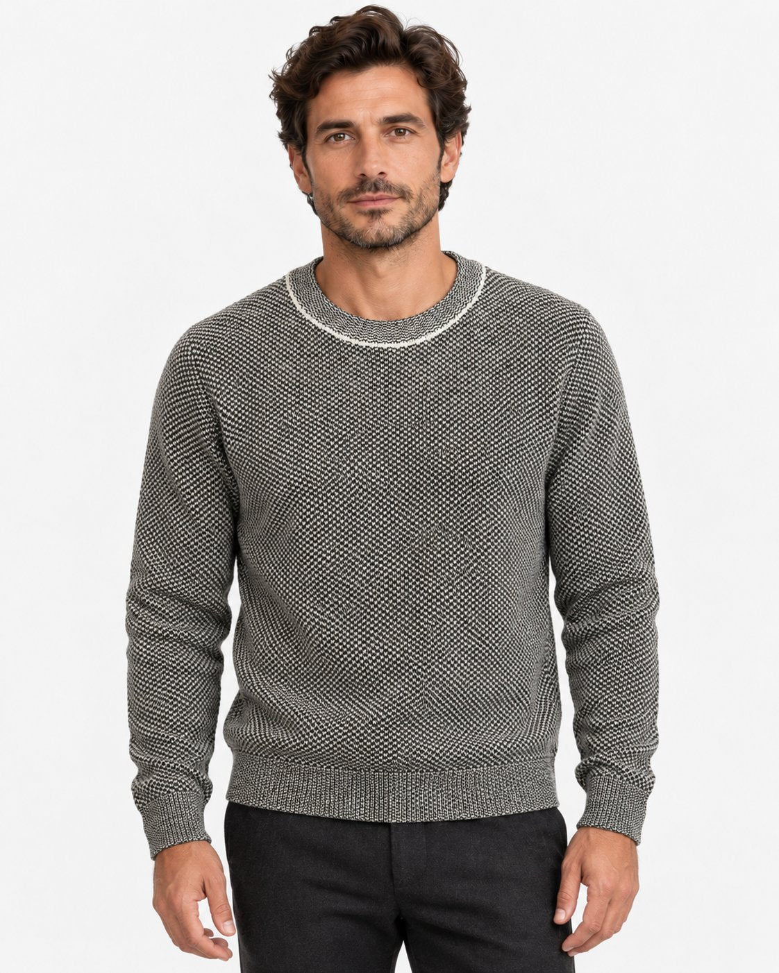 Maglia girocollo mouliné grigio Affinito indossata con pantalone grigio